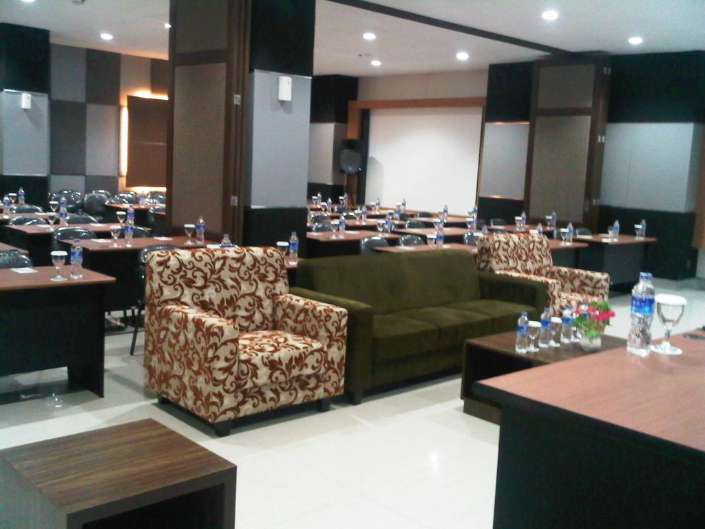 Tree Hotel Makassar Bagian luar foto